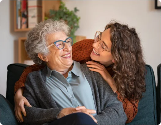 Moeder en dochter genieten samen op de bank in een toegankelijke mantelzorgwoning